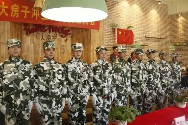 有的女人打扮的好俗，一身廉价。但是男人好像喜欢这种？游戏画面